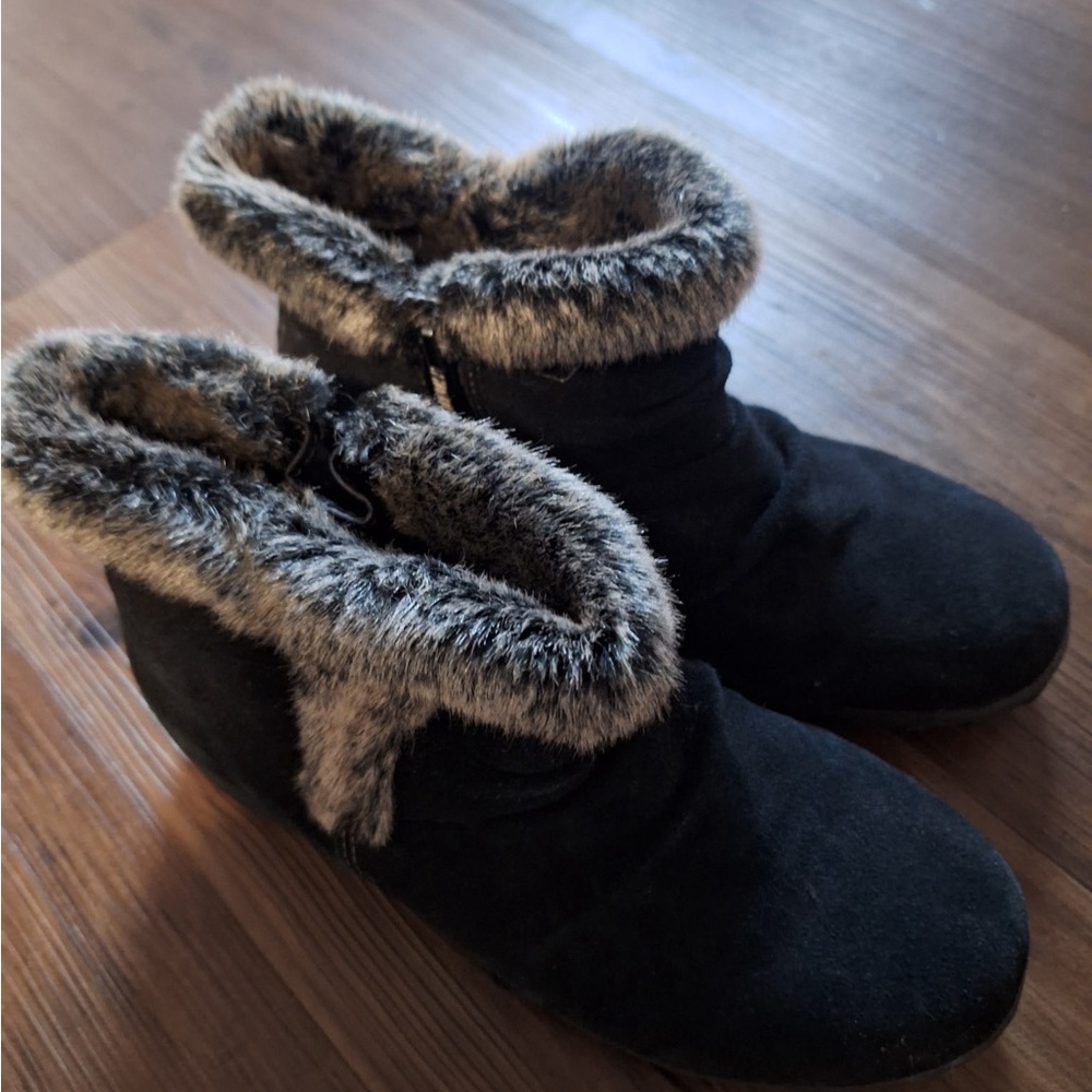 Khombu Black Faux Fur Trim Winter Boots